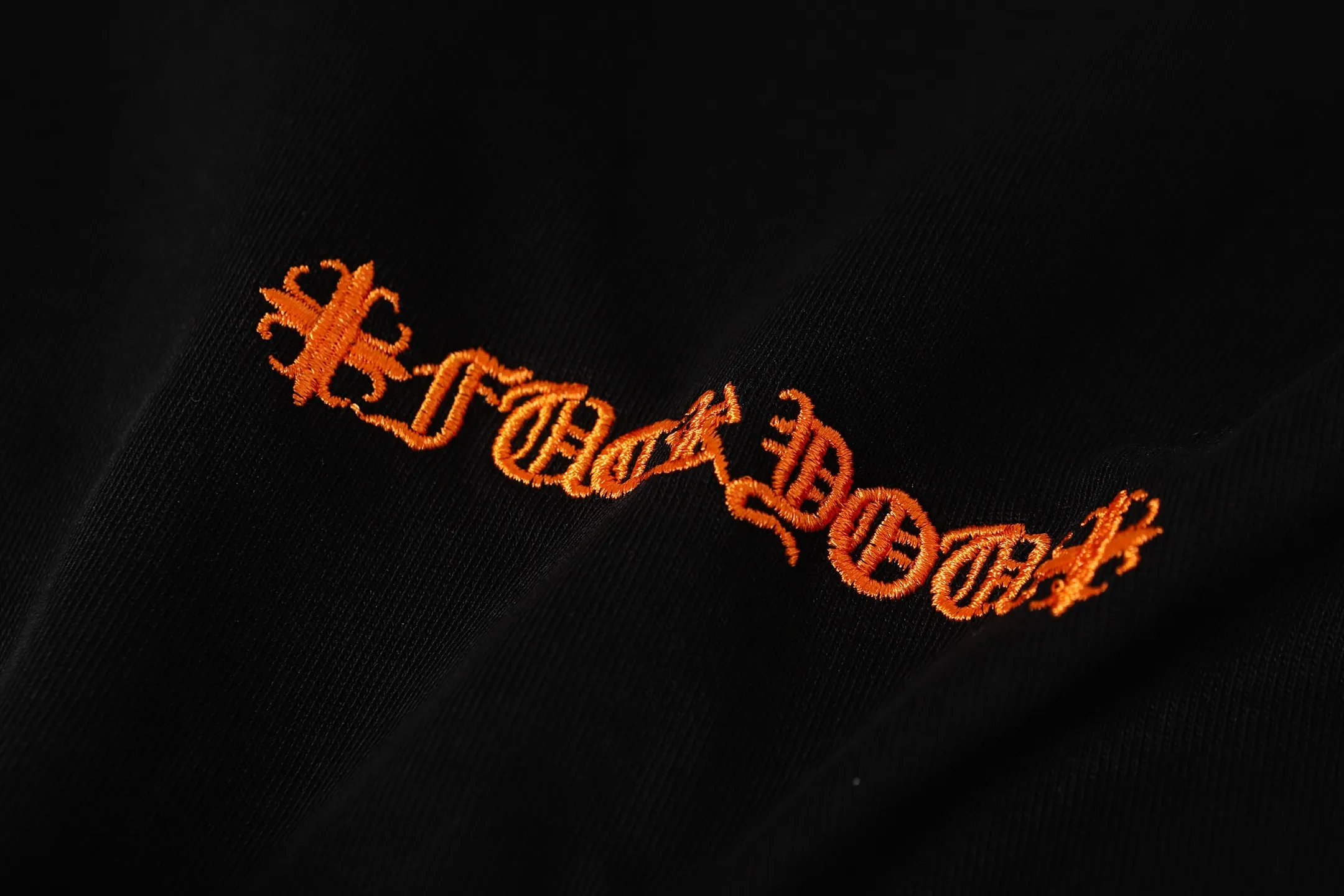P170 2209 style 280g heavy double yarn -Chrome Hearts/Chrome Hearts Color Cross✝️Skin embroidered short-sleeved T-shirt -High weight, high density and high quality. The wool is soft, delicate and skin-friendly. It feels soft and silky. It has excellent warmth and skin-friendly properties. -Customized weaving and dyeing, no color difference. No matter the fabric or workmanship details, it beats the ordinary version on the market. -Colour: black white -Size: S M L XL
